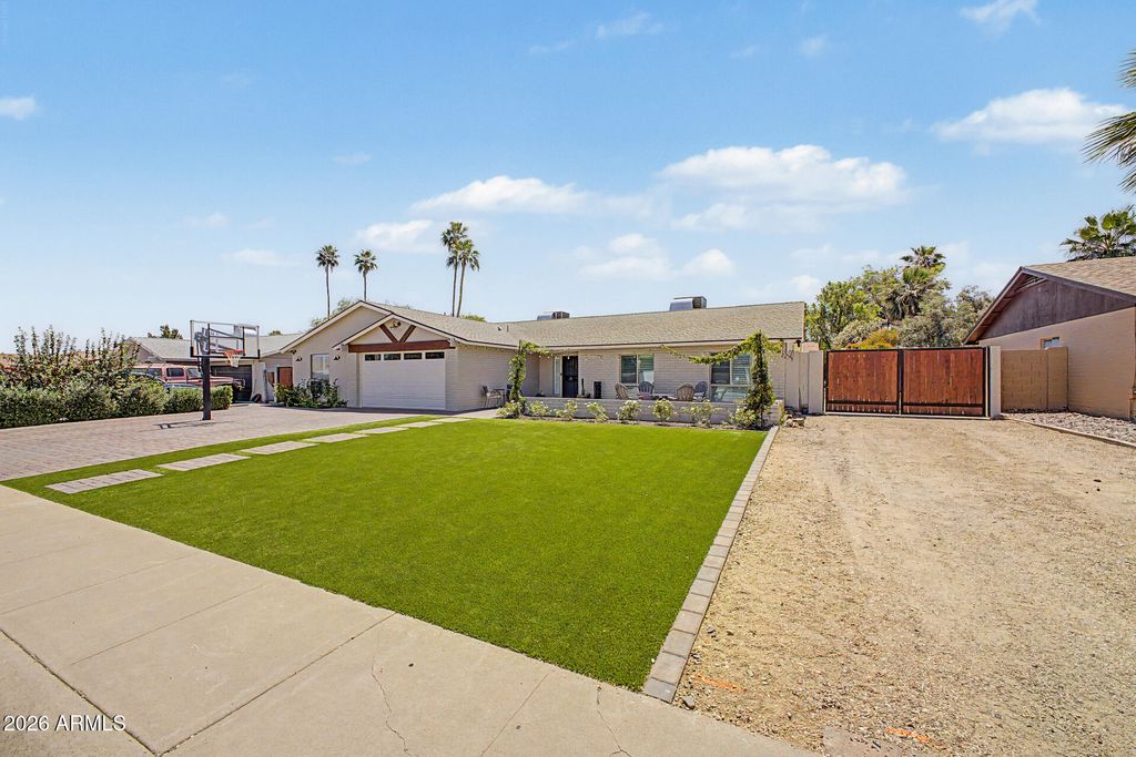 Image 5 of property listing at 2631 E DESERT COVE Avenue, Phoenix, AZ 85028