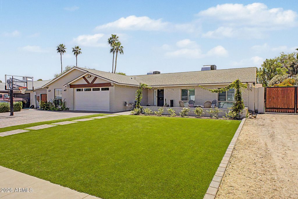 Image 6 of property listing at 2631 E DESERT COVE Avenue, Phoenix, AZ 85028