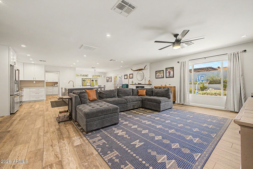 Image 9 of property listing at 2631 E DESERT COVE Avenue, Phoenix, AZ 85028