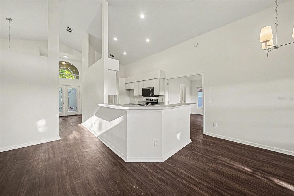 Image 6 of property listing at 321 STERLING LAKE DRIVE, Ocoee, FL 34761