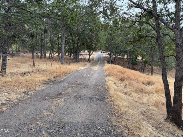 6061 Hillcrest Road, Medford, OR 97504