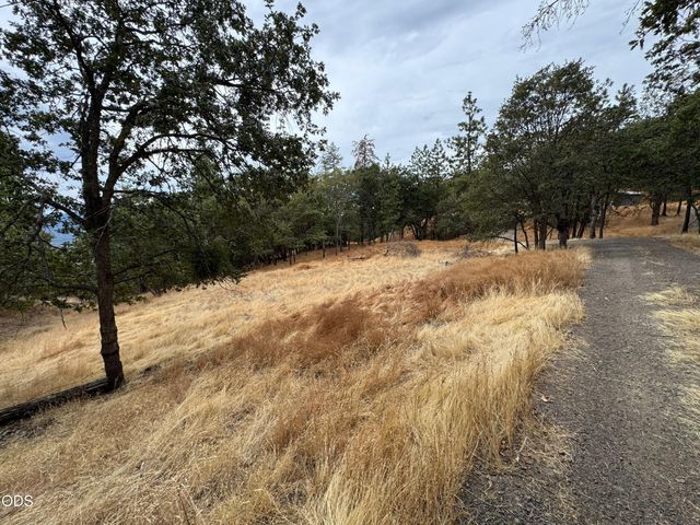 6061 Hillcrest Road, Medford, OR 97504