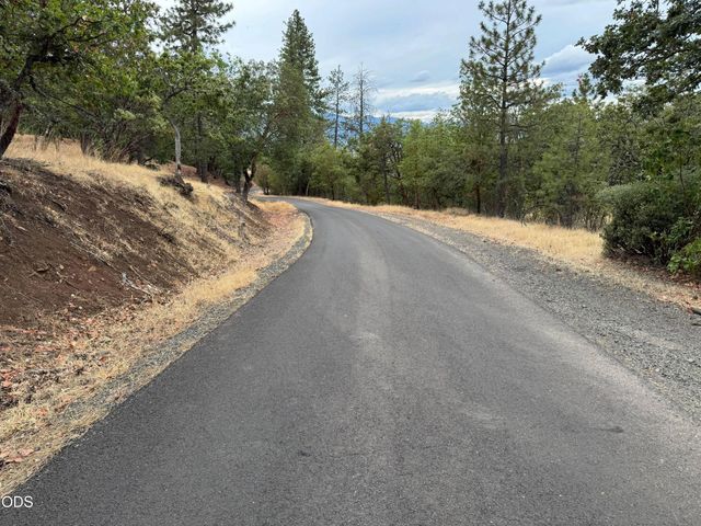 6061 Hillcrest Road, Medford, OR 97504