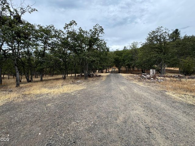 6061 Hillcrest Road, Medford, OR 97504