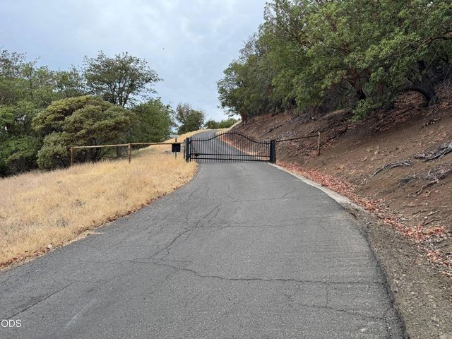 6061 Hillcrest Road, Medford, OR 97504