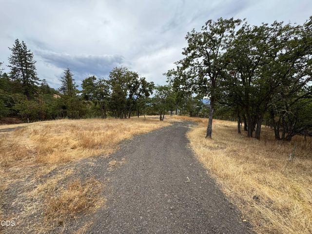 6061 Hillcrest Road, Medford, OR 97504