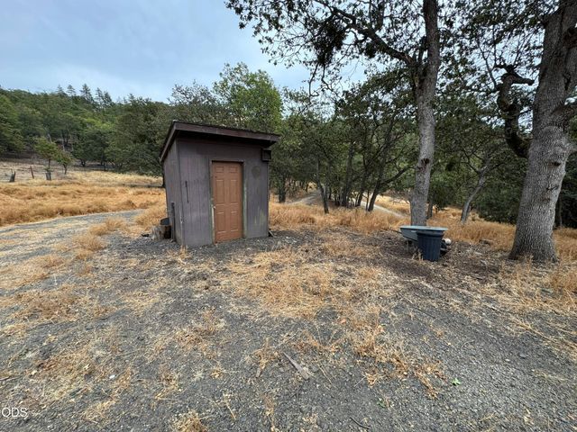 6061 Hillcrest Road, Medford, OR 97504