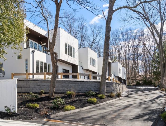 26 Wilson Cir 26, Newton, MA 02461
