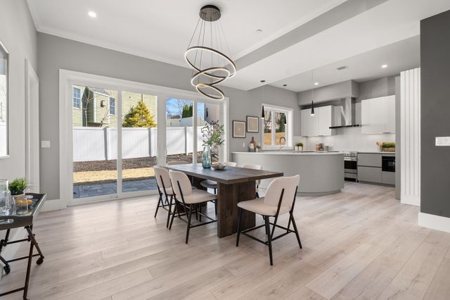 26 Wilson Cir 26, Newton, MA 02461