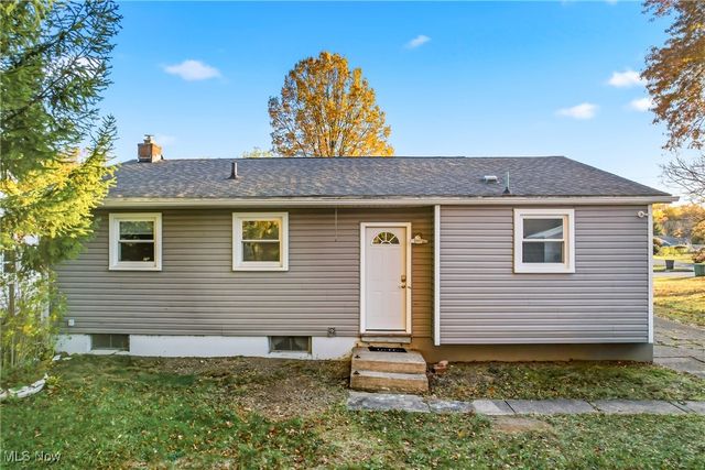 560 Beverly Hills Drive, Youngstown, OH 44505