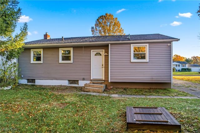 560 Beverly Hills Drive, Youngstown, OH 44505