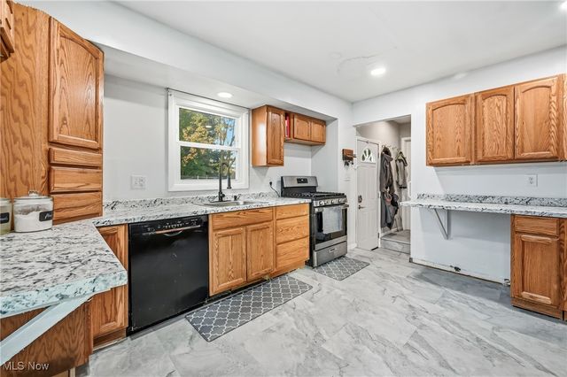 560 Beverly Hills Drive, Youngstown, OH 44505