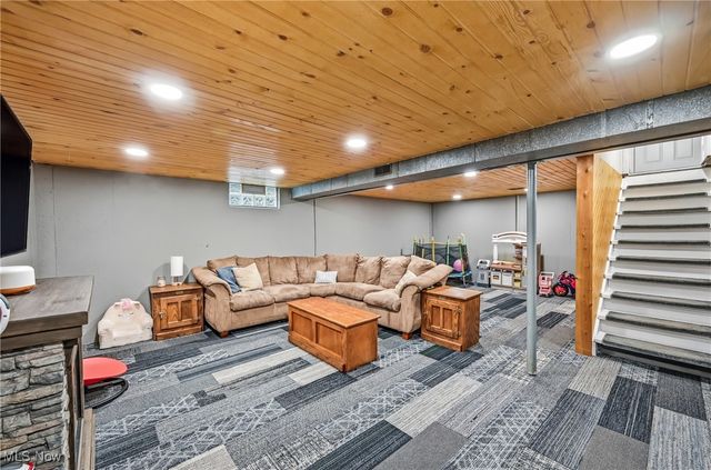 560 Beverly Hills Drive, Youngstown, OH 44505