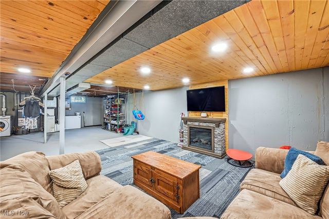 560 Beverly Hills Drive, Youngstown, OH 44505