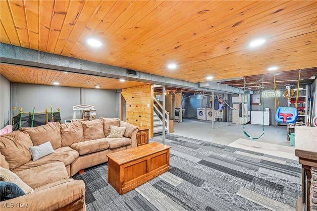 560 Beverly Hills Drive, Youngstown, OH 44505