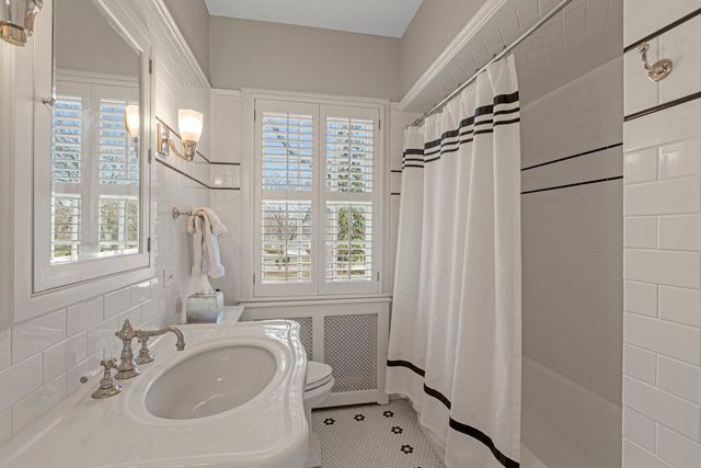 965 Castlegate Court, Lake Forest, IL 60045