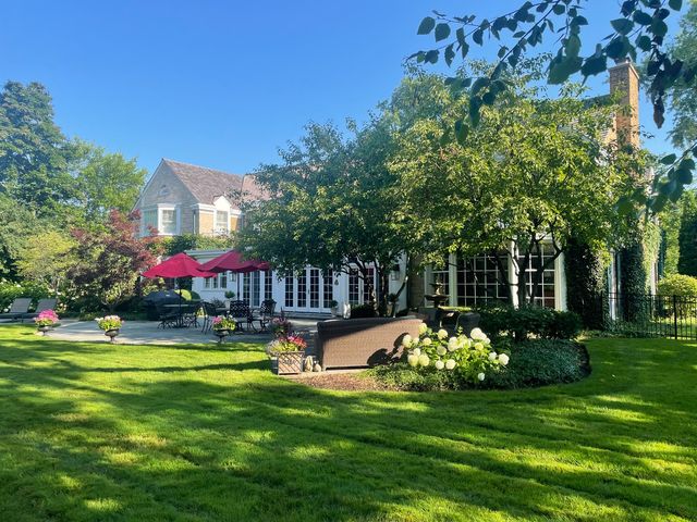 965 Castlegate Court, Lake Forest, IL 60045