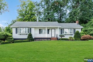 8 Cove Lane Road, Hanover Township, NJ 07981