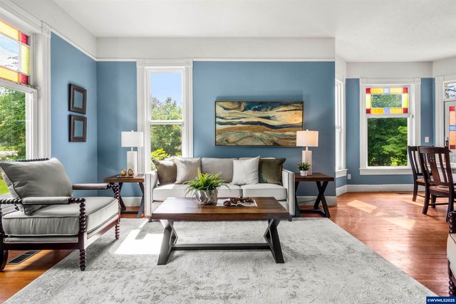 1067 Oak St, Silverton, OR 97381