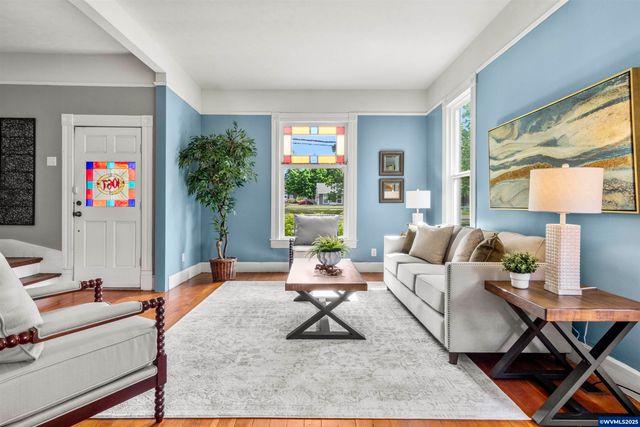 1067 Oak St, Silverton, OR 97381