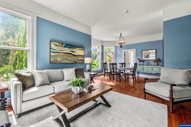 1067 Oak St, Silverton, OR 97381