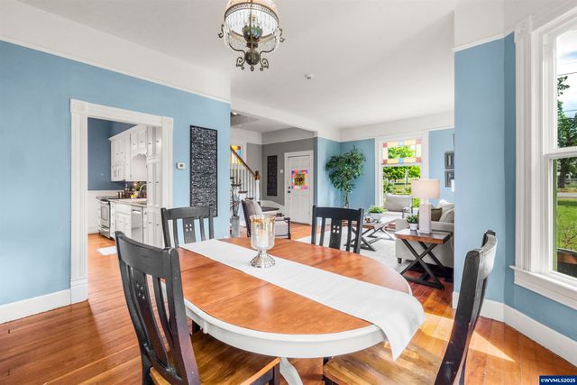 1067 Oak St, Silverton, OR 97381