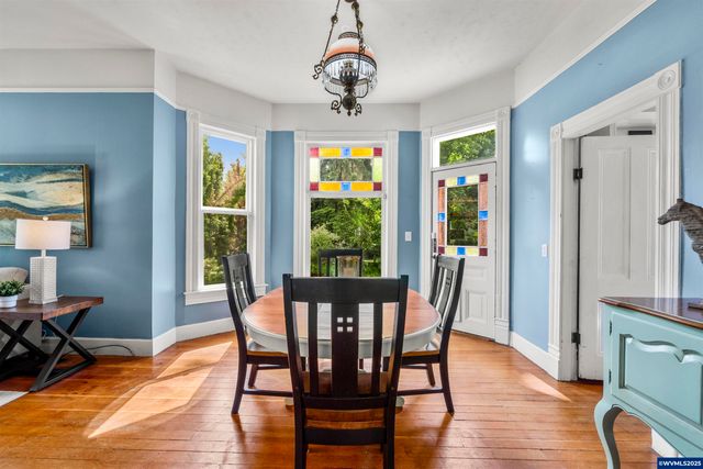 1067 Oak St, Silverton, OR 97381