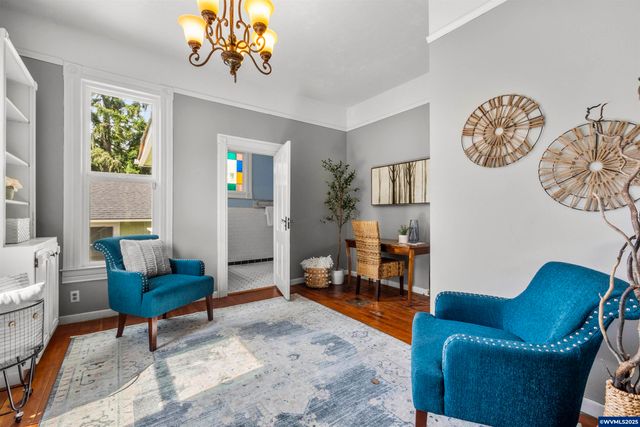 1067 Oak St, Silverton, OR 97381