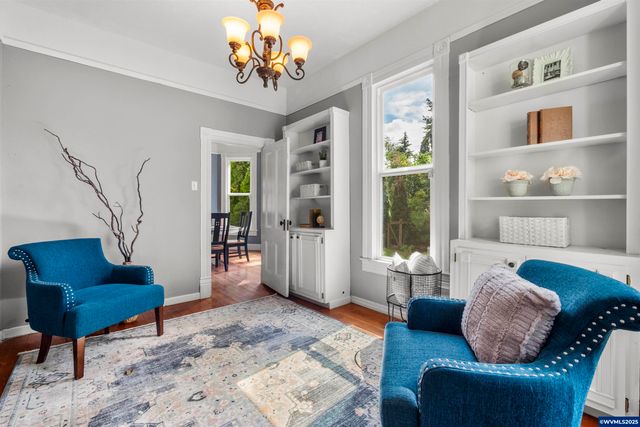 1067 Oak St, Silverton, OR 97381