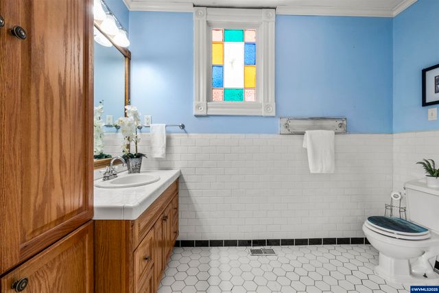 1067 Oak St, Silverton, OR 97381