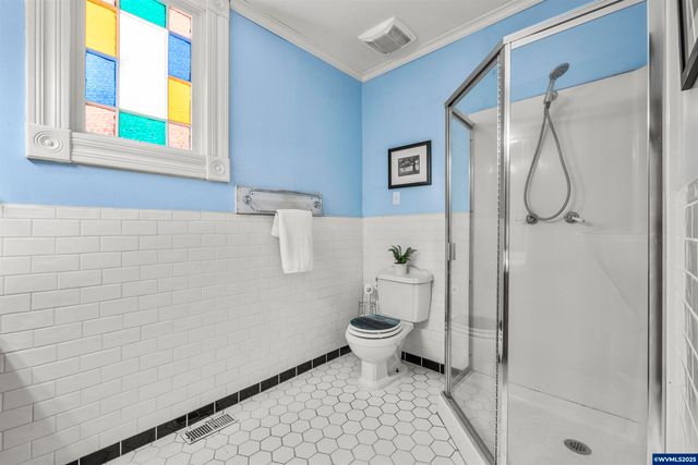 1067 Oak St, Silverton, OR 97381