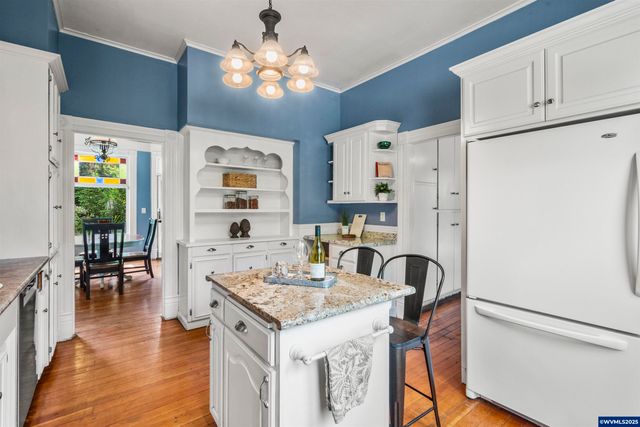 1067 Oak St, Silverton, OR 97381