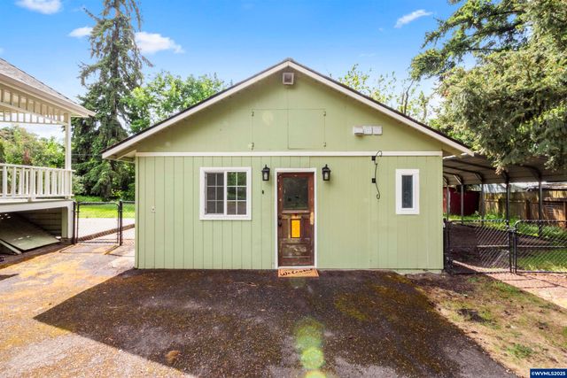 1067 Oak St, Silverton, OR 97381