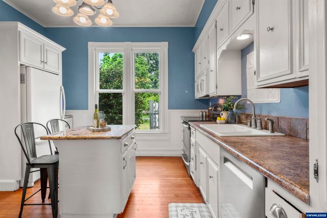 1067 Oak St, Silverton, OR 97381