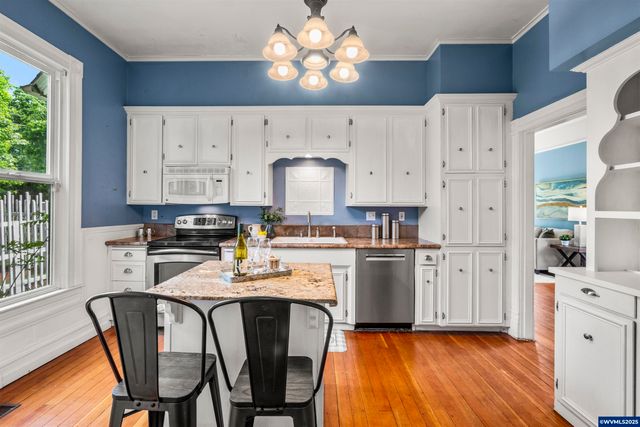 1067 Oak St, Silverton, OR 97381