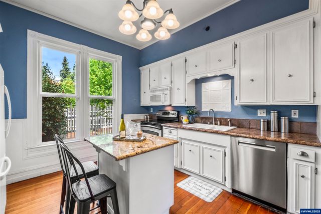 1067 Oak St, Silverton, OR 97381