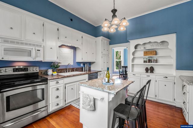 1067 Oak St, Silverton, OR 97381