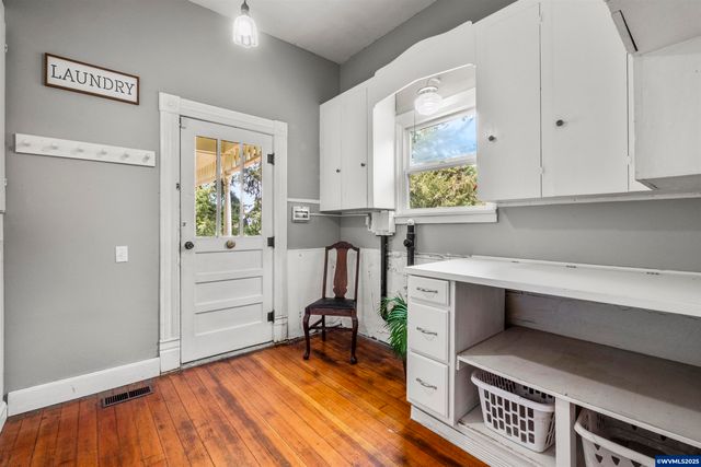 1067 Oak St, Silverton, OR 97381