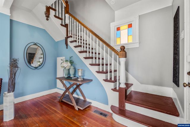 1067 Oak St, Silverton, OR 97381