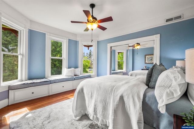 1067 Oak St, Silverton, OR 97381