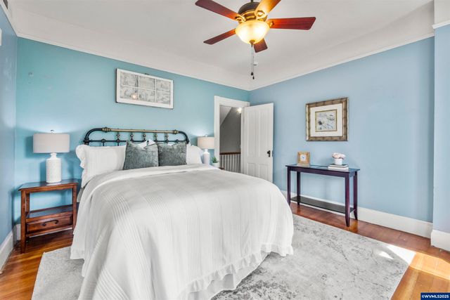 1067 Oak St, Silverton, OR 97381