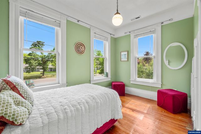 1067 Oak St, Silverton, OR 97381