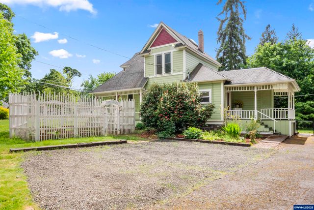 1067 Oak St, Silverton, OR 97381