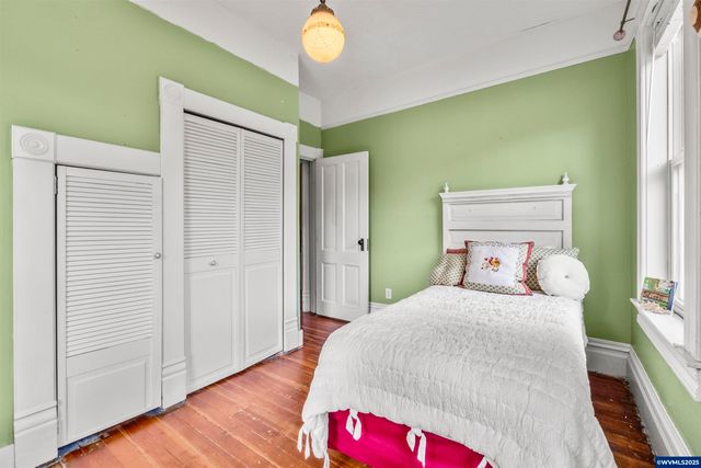 1067 Oak St, Silverton, OR 97381