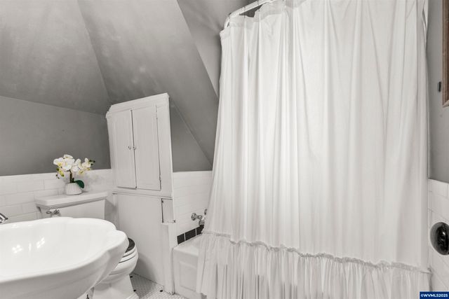 1067 Oak St, Silverton, OR 97381