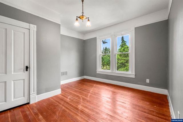 1067 Oak St, Silverton, OR 97381