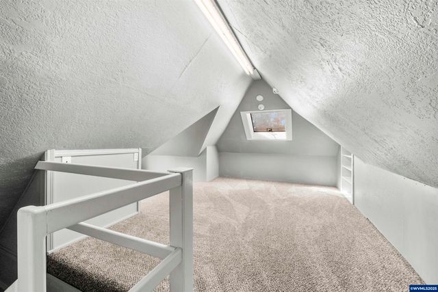 1067 Oak St, Silverton, OR 97381