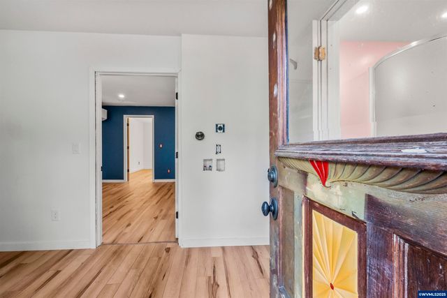 1067 Oak St, Silverton, OR 97381