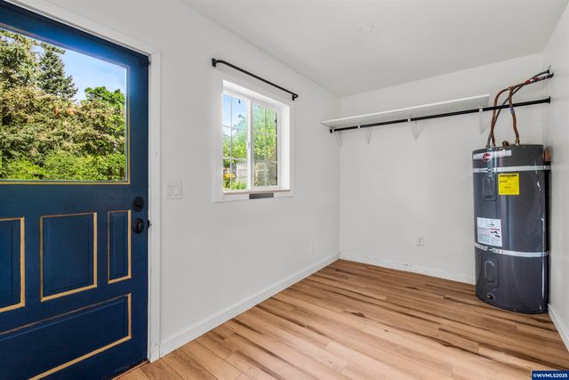 1067 Oak St, Silverton, OR 97381