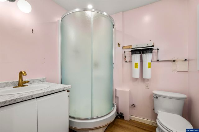 1067 Oak St, Silverton, OR 97381